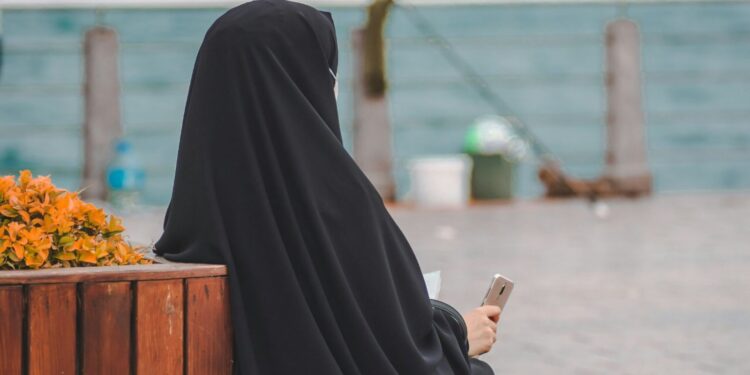 Mulheres do Afeganistão chicoteadas em público pelo Talibã falam sobre o trauma