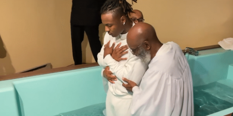 Jogador da NFL é batizado e declara: ‘Encontrei minha verdadeira identidade em Cristo’