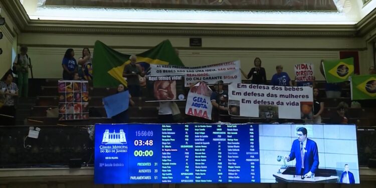 Câmara do Rio aprova projeto que prevê cartazes contra o aborto legal em unidades de saúde