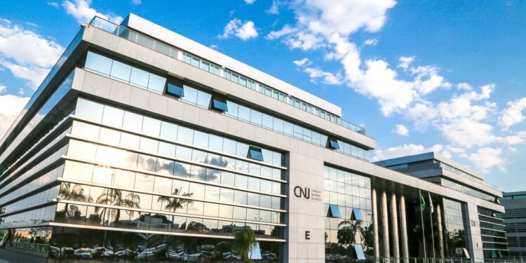 Juíza que impediu aborto de bebê de 18 semanas é afastada das funções