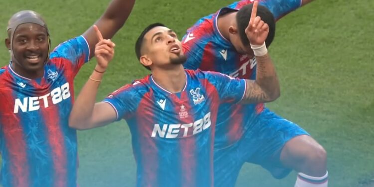 Após vitória histórica, atletas do Crystal Palace se ajoelham e oram: ‘Toda glória a Jesus’