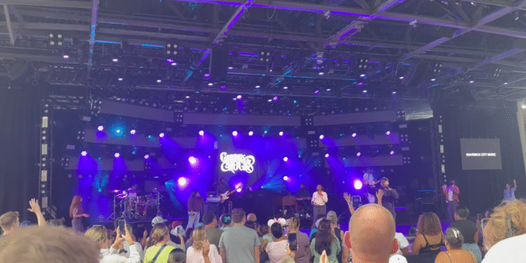 Multidão se reúne para adoração na Disney: ‘Deus age em qualquer lugar’