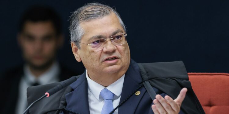 Dino rejeita alegação de Sóstenes para não explicar fala sobre emendas
