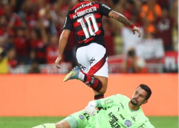 Flamengo vence com gol de Arrascaeta e lidera o Brasileiro