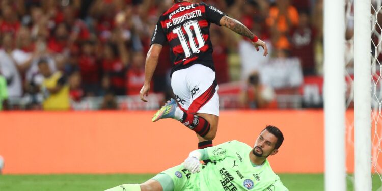 Flamengo vence com gol de Arrascaeta e lidera o Brasileiro