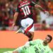Flamengo vence com gol de Arrascaeta e lidera o Brasileiro