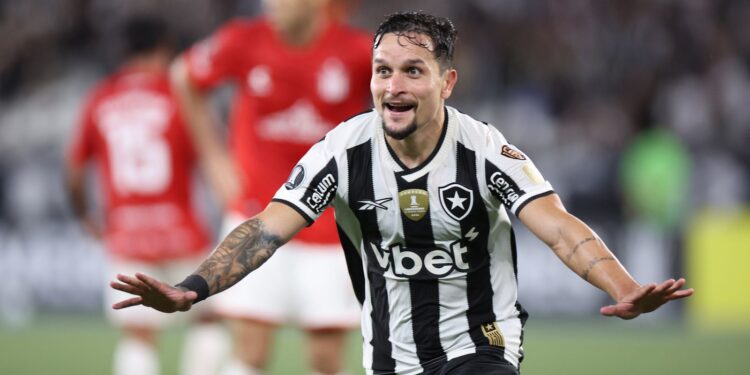 Artur marca golaço e Botafogo vence Estudiantes na Libertadores