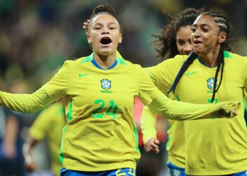 Dudinha brilha e seleção feminina derrota Japão no frio paulistano
