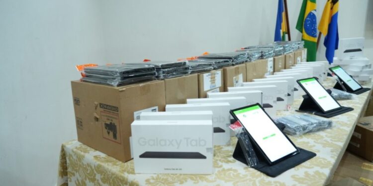 Prefeitura entrega 349 tablets para modernizar o trabalho dos agentes comunitários de saúde de Porto Velho