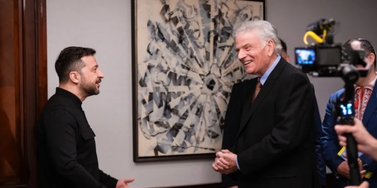 Franklin Graham se encontra com Zelensky, presidente da Ucrânia, e ora pela paz