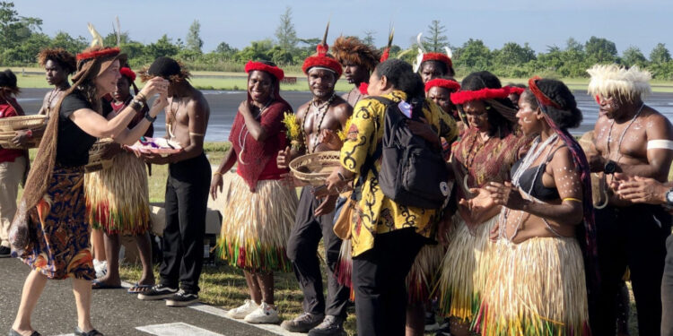 Tradução da Bíblia para idioma tribal é concluída após 6 décadas