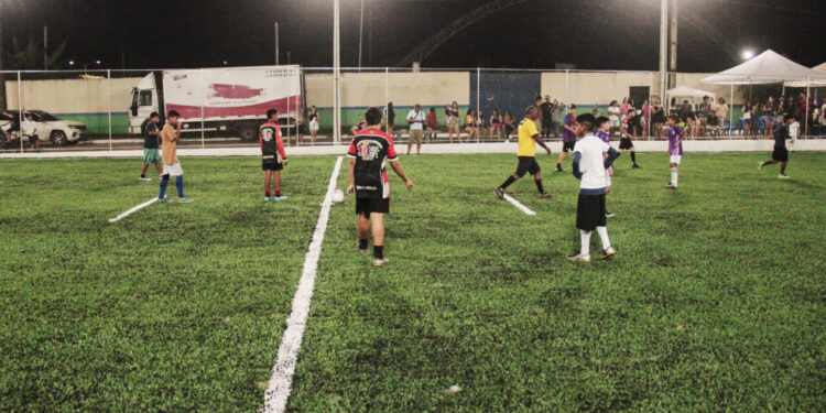 Governo de RO entrega Campo Society em grama sintética e novo estacionamento em Campo Novo de Rondônia
