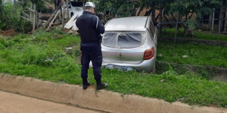 Ocupantes de Sandero fogem após acidente com capotamento na zona sul