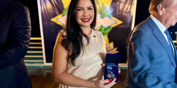 Deputada Federal Cristiane Lopes é homenageada com Medalha Mérito da Comunicação Social da Polícia Militar de Rondônia