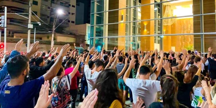 Jovens saem do conforto para evangelizar em shopping