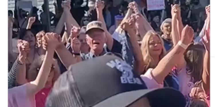 Cristãos realizam ato após protesto violento de ativistas LGBT