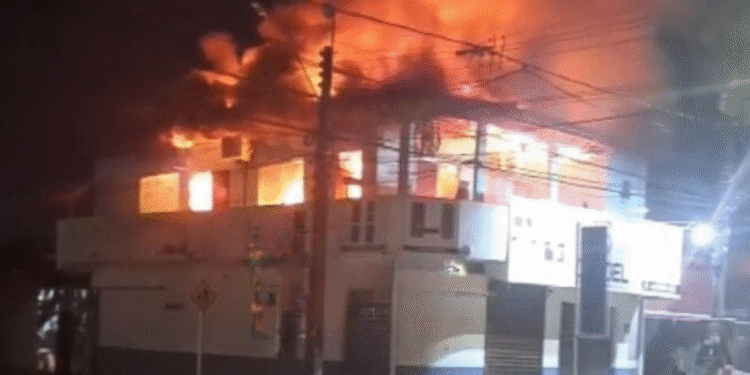 Apartamentos em prédio são destruídos por incêndio em Porto Velho