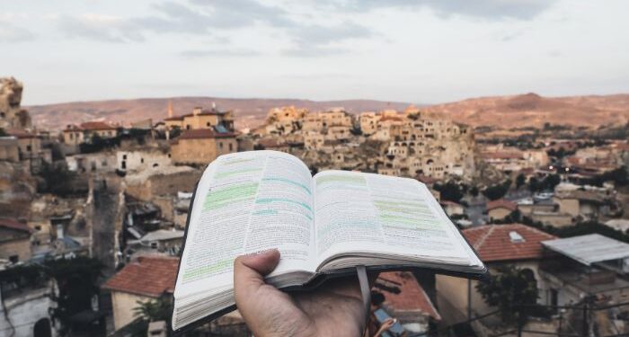 Pesquisa mundial revela que 20% das pessoas não religiosas estão interessadas em aprender mais sobre a Bíblia