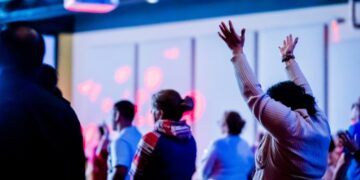 Igrejas processam governo Trump por busca de imigrantes ilegais em locais de culto