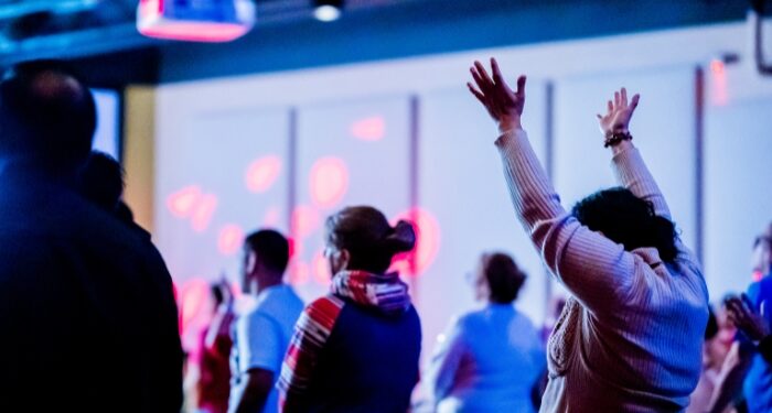 Igrejas processam governo Trump por busca de imigrantes ilegais em locais de culto