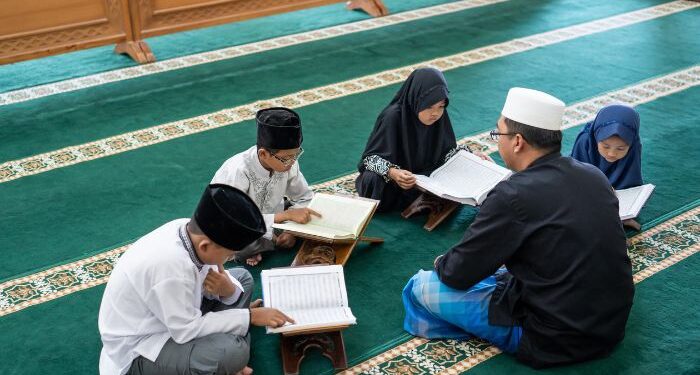 Estudo revela que livros didáticos promovem preconceito religioso por meio de conteúdo islâmico excessivo, no Paquistão