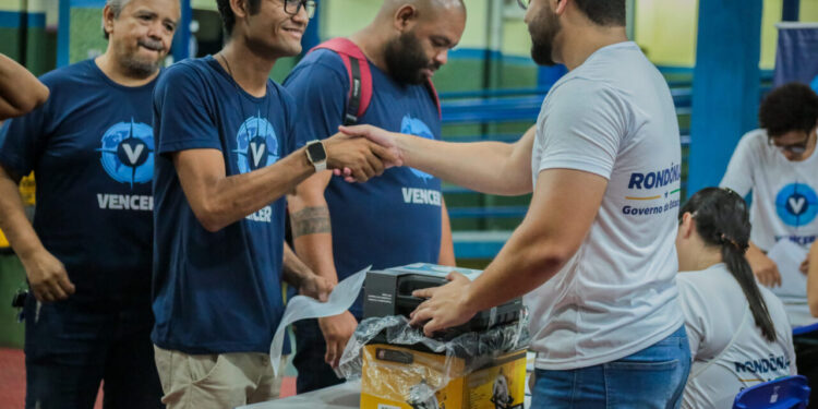 VENCER: População recebe kits profissionais do governo de RO e apoio para transformação de vida
