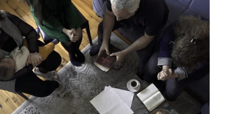 Após deixar o islã e se tornar cristão, homem é deportado à força