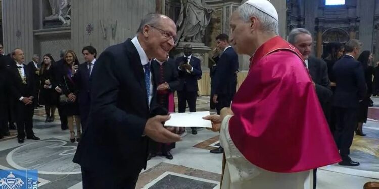 Alckmin entrega ao Papa convite para visitar o Brasil durante a COP30