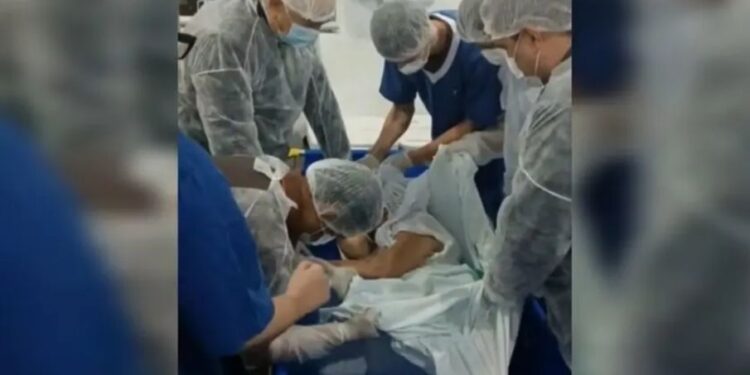 idosa é batizada nas águas em UTI; Assista