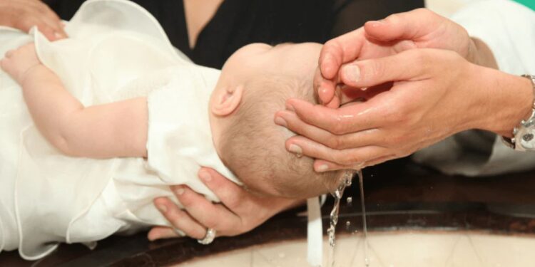 Batismo de crianças é bíblico? Veja diferença para o credobatismo