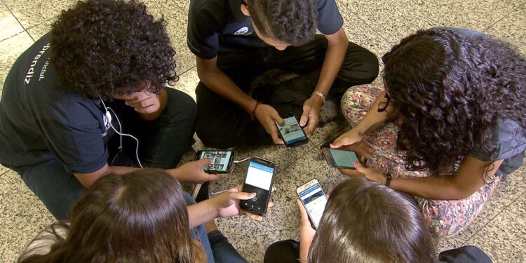 Adolescentes não têm apoio para lidar com redes sociais, diz pesquisa