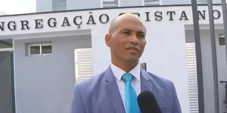homem finge sede e entra em igreja para atacar fiéis