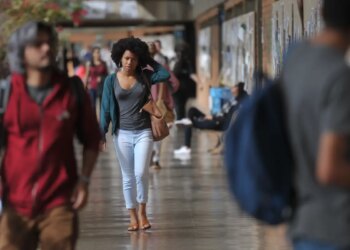 Iniciativa oferece bolsas para alunos negros acessarem ensino superior