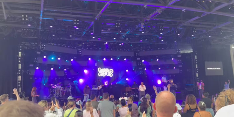 Multidão faz culto em show na Disney: ‘Espírito Santo apareceu’