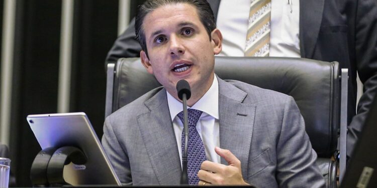 Motta diz que decisão sobre aumento do IOF sai ainda hoje