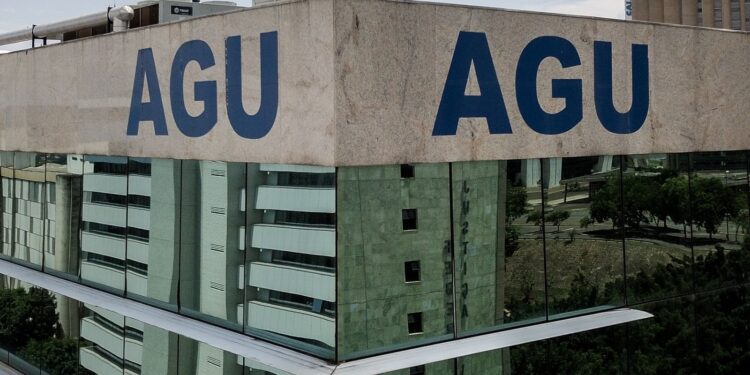 AGU pede bloqueio de bens de mais 14 investigados por fraude no INSS