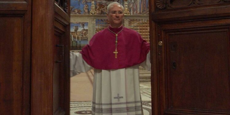 Veja momento que portas são fechadas para escolha do novo papa