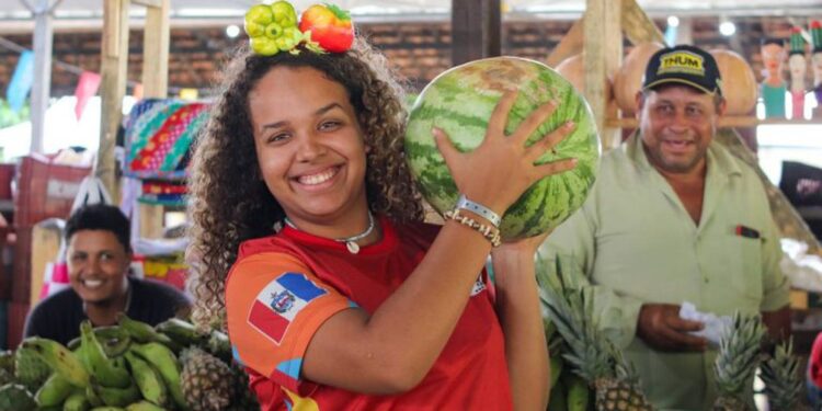 Feira do MST em SP permite passeio por histórias do Brasil e do mundo