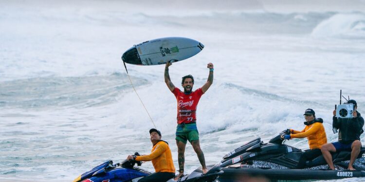 Surfe: Filipe Toleto conquista título da etapa de Gold Coast