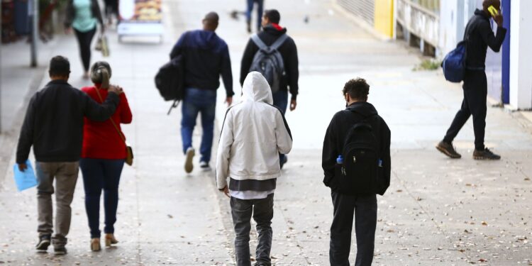 Frente fria deve derrubar temperaturas a partir desta terça-feira