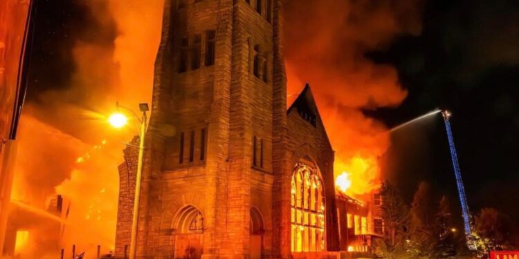 Igreja histórica ligada a Martin Luther King destruída em incêndio