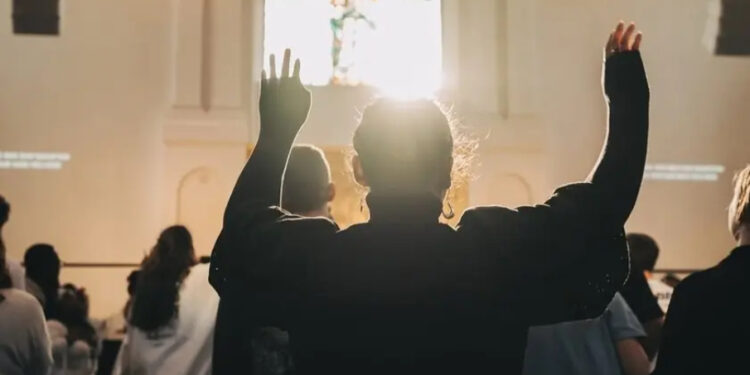 Igrejas no Reino Unido comemoram aumento de fiéis nos cultos