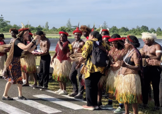 Bíblia é traduzida em país muçulmano após 60 anos de trabalho missionário