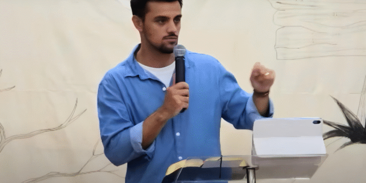 Ator Felipe Simas testemunha em igreja do Rio de Janeiro