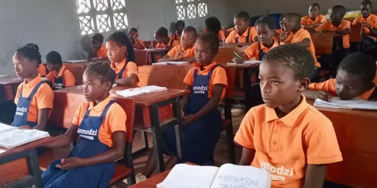 Crianças estão aprendendo a ler com a Bíblia em Moçambique