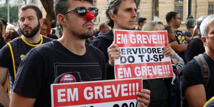 Servidores da Justiça de SP suspendem greve