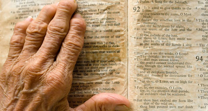 Cristã usa estratégia astuta para fazer muçulmanos lerem a Bíblia