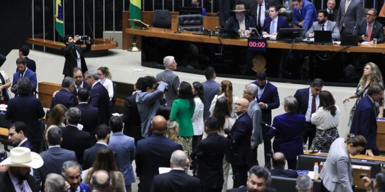 Câmara aprova projeto que reajusta salários de servidores públicos