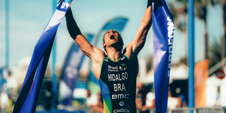 Miguel Hidalgo conquista vitória histórica na elite do triatlo mundial