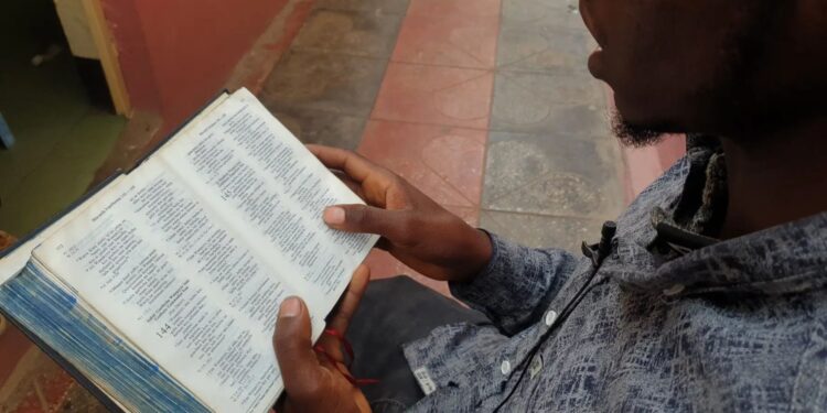 Muçulmano entra em igreja por curiosidade e se rende a Cristo